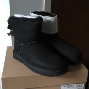 Ugg Mini Bailey Short Boot, size 8